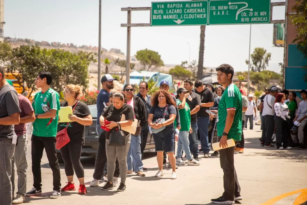 Caos en Tijuana: Largas filas en el último día para trámites vehiculares sin multas