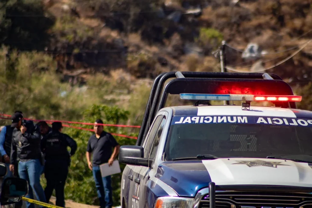 Detienen a dos policías de Tecate por presuntos nexos con el CJNG; investigan a tres agentes más