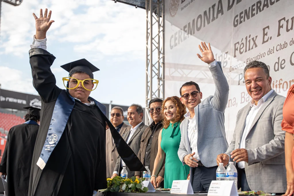 Egresan decenas de estudiantes 