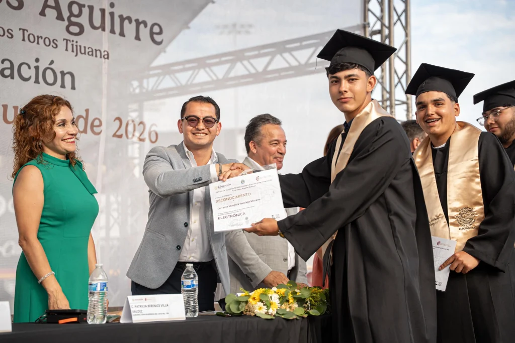 Alcalde de Tijuana asiste a graduación 