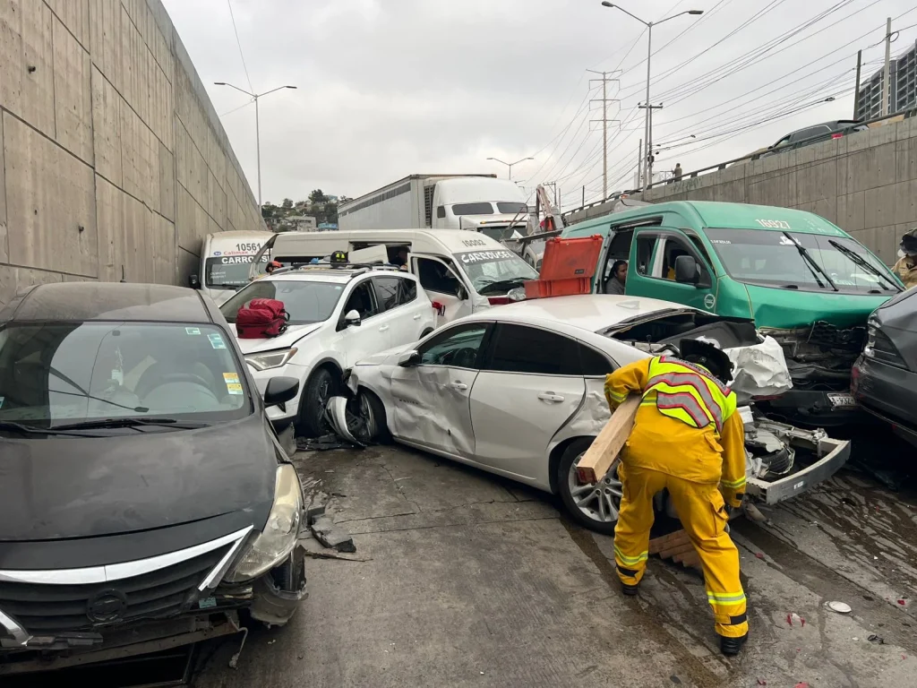 Choque masivo en el Libramiento Rosas Magallón paraliza Tijuana