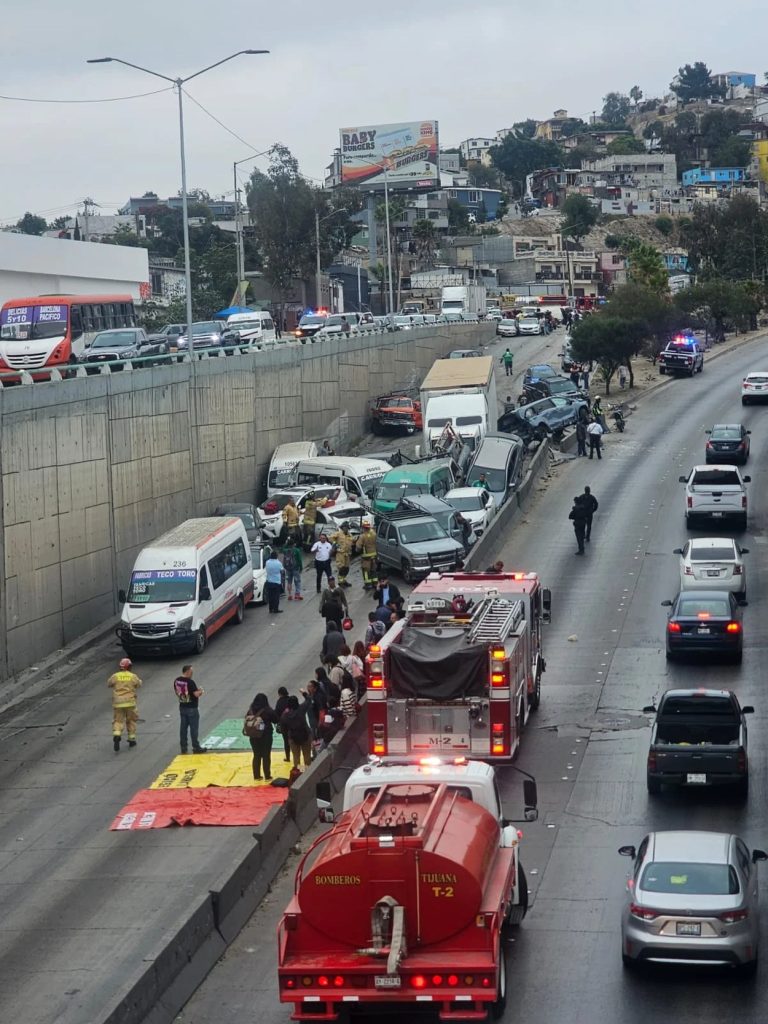 Choque masivo en el Libramiento Rosas Magallón paraliza Tijuana