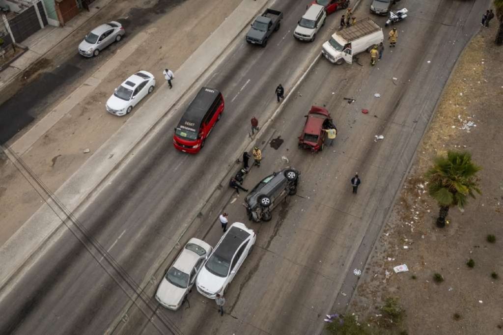 Choque masivo en el Libramiento Rosas Magallón paraliza Tijuana