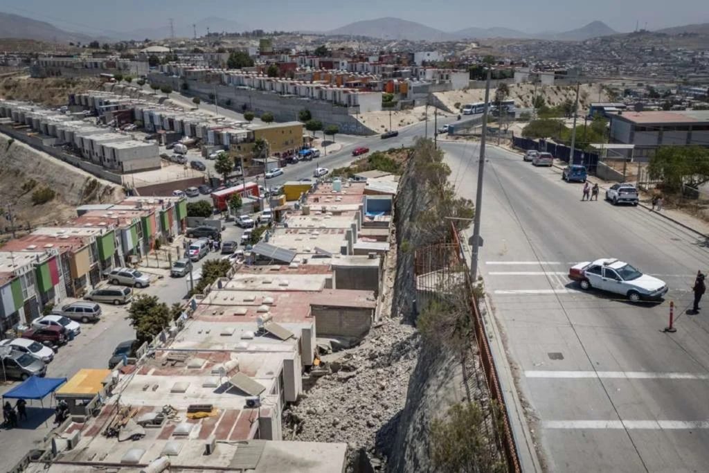 Derrumbe en Paseos del Vergel afecta 10 viviendas en Tijuana; evacúan a 35 personas