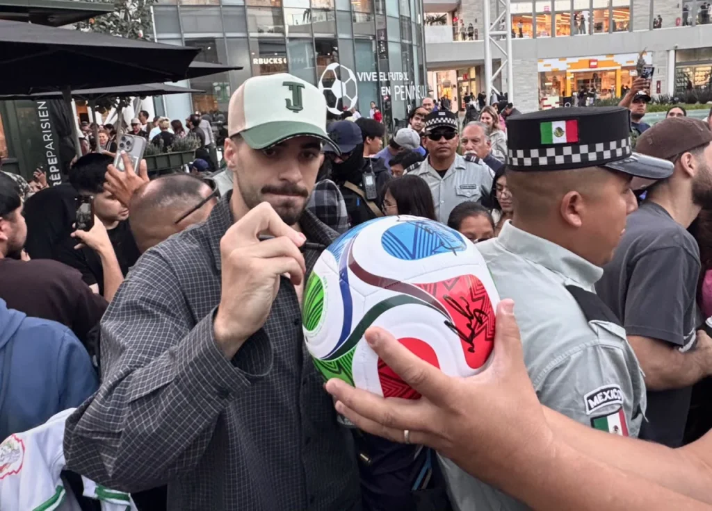 Selección de Irán convive con aficionados en plaza Distrito Península de Tijuana
