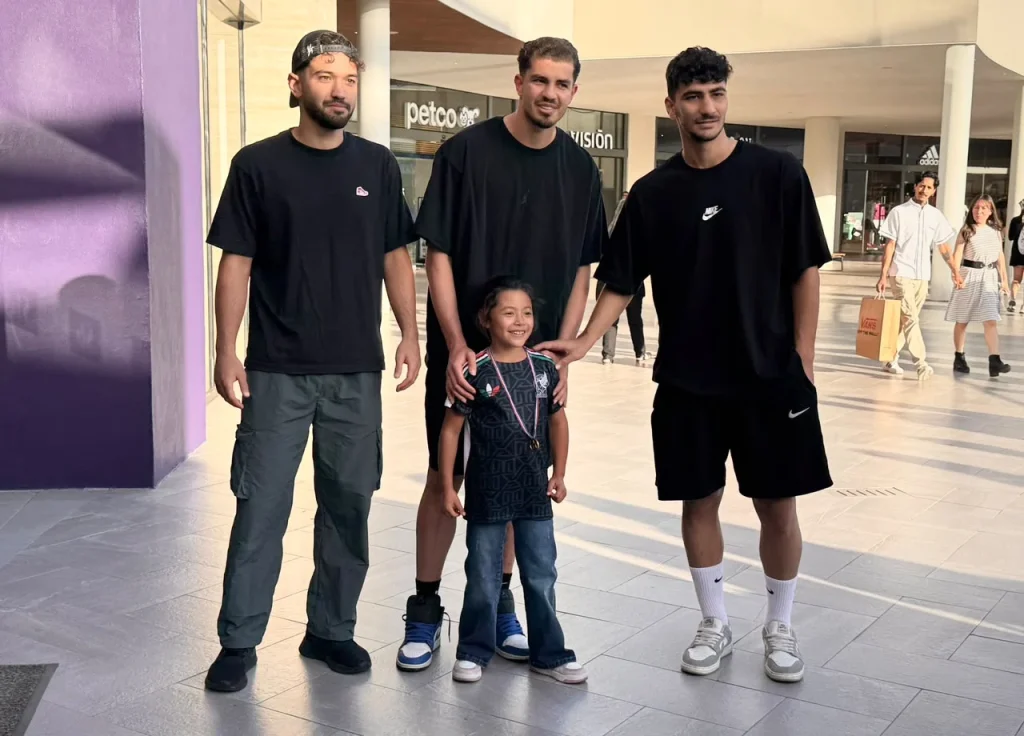 Selección de Irán convive con aficionados en plaza Distrito Península de Tijuana
