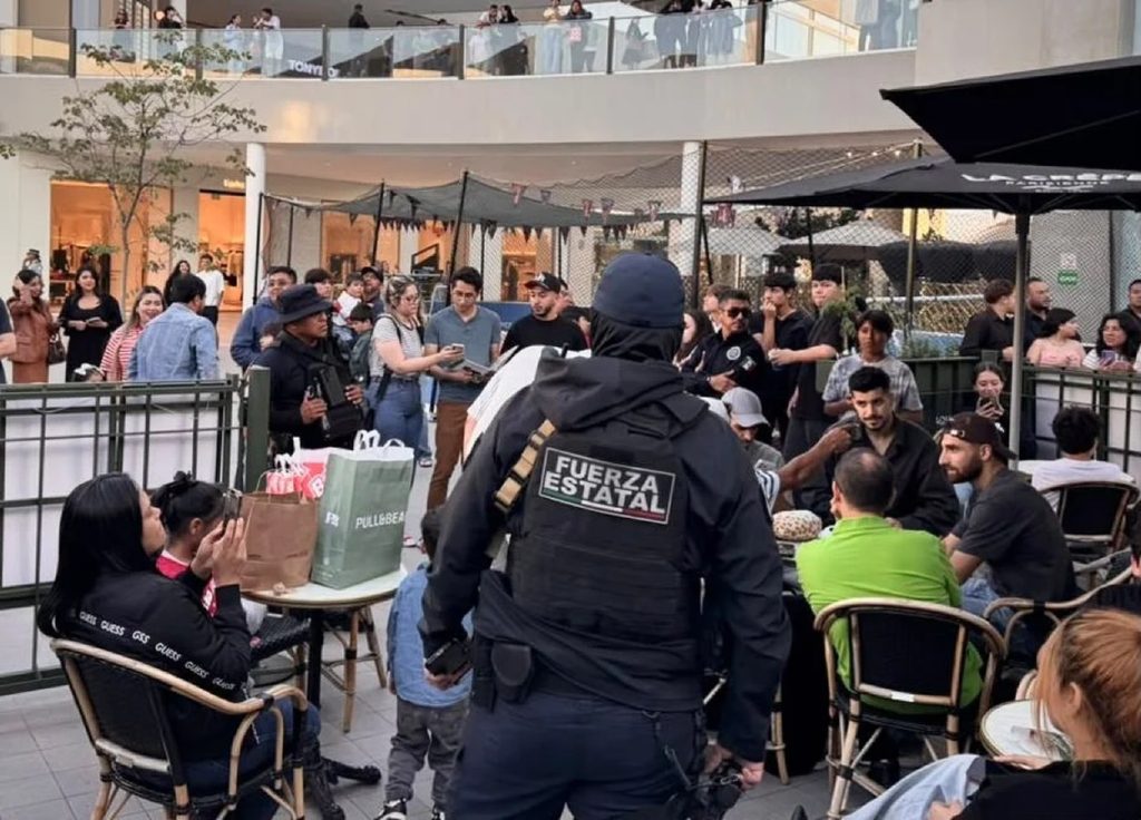 Selección de Irán convive con aficionados en plaza Distrito Península de Tijuana