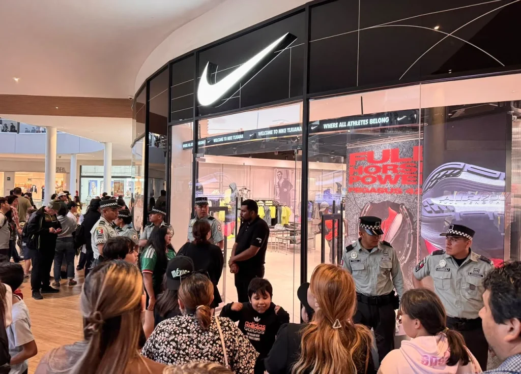 Selección de Irán convive con aficionados en plaza Distrito Península de Tijuana