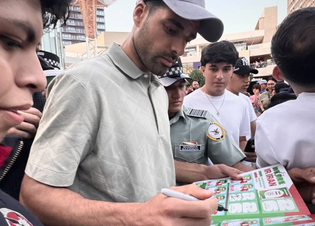 Selección de Irán convive con aficionados en plaza Distrito Península de Tijuana
