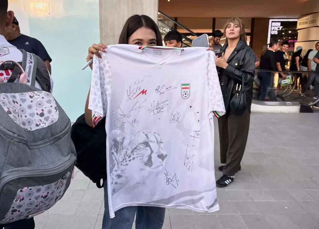 Selección de Irán convive con aficionados en plaza Distrito Península de Tijuana