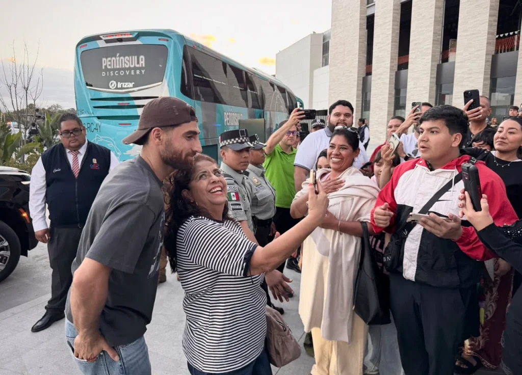 Selección de Irán convive con aficionados en plaza Distrito Península de Tijuana