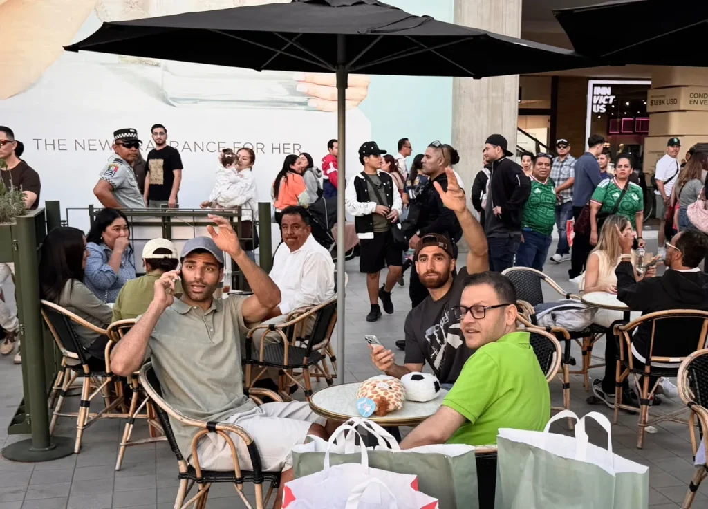 Selección de Irán convive con aficionados en plaza Distrito Península de Tijuana