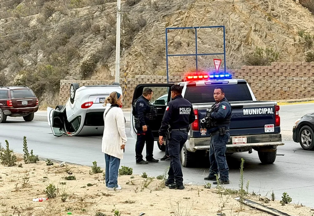 Conductor choca en el Bulevar 2000 de Tijuana y huye dejando a su acompañante abandonada