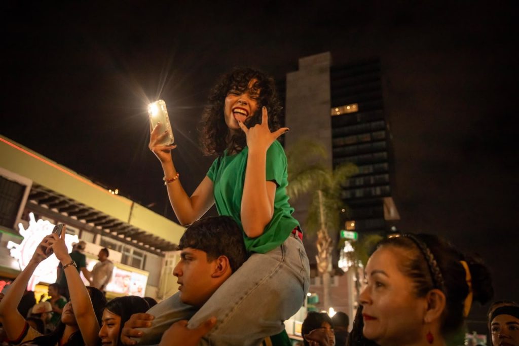 Miles de aficionados celebran el triunfo de la Selección Mexicana en la Avenida Revolución de Tijuana