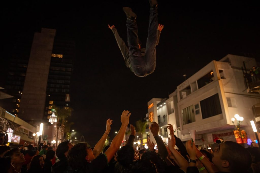 Miles de aficionados celebran el triunfo de la Selección Mexicana en la Avenida Revolución de Tijuana