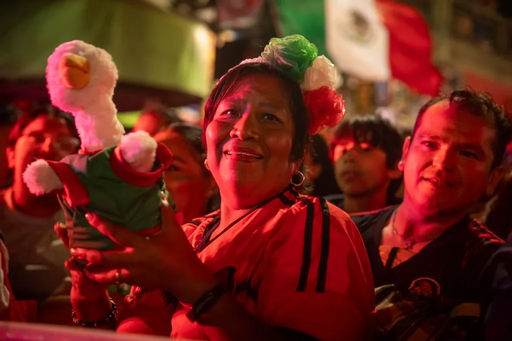 Miles de aficionados celebran el triunfo de la Selección Mexicana en la Avenida Revolución de Tijuana