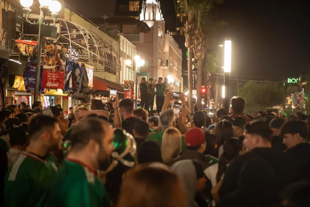 Miles de aficionados celebran el triunfo de la Selección Mexicana en la Avenida Revolución de Tijuana