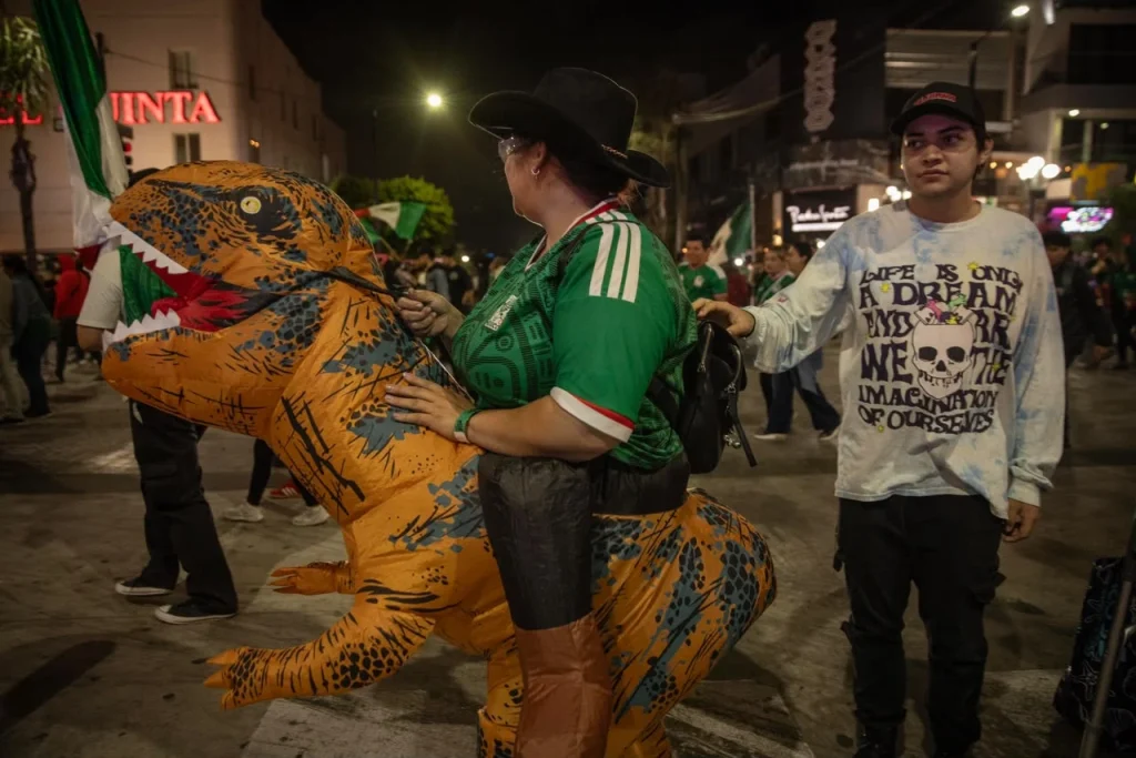 Miles de aficionados celebran el triunfo de la Selección Mexicana en la Avenida Revolución de Tijuana