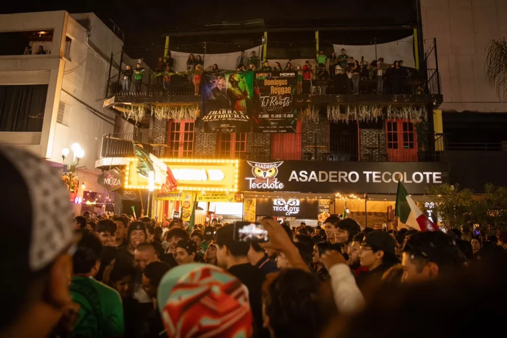Miles de aficionados celebran el triunfo de la Selección Mexicana en la Avenida Revolución de Tijuana
