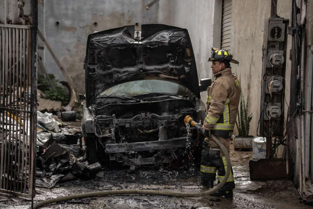 Incendian auto y detienen a un implicado