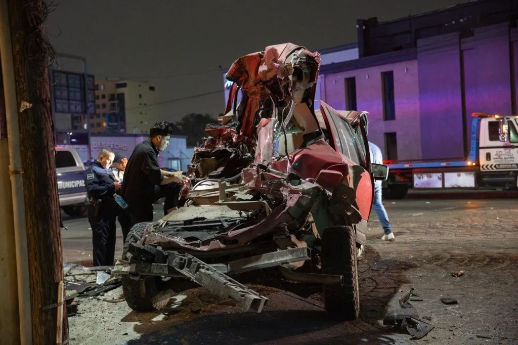 Conductora estrella su BMW y termina en llamas sobre el bulevar Salinas en Tijuana