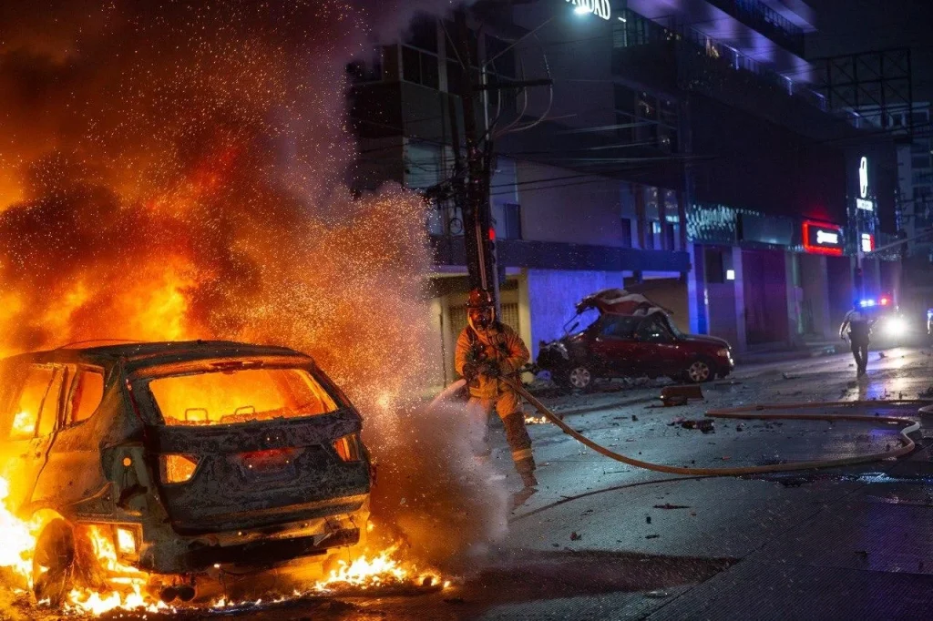 Conductora estrella su BMW y termina en llamas sobre el bulevar Salinas en Tijuana