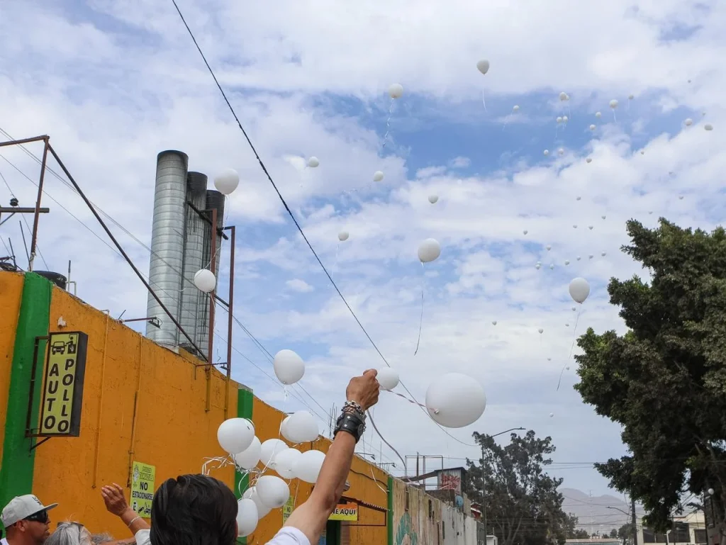 Realizan mural en Tijuana en memoria de Maria Belén en el lugar del accidente