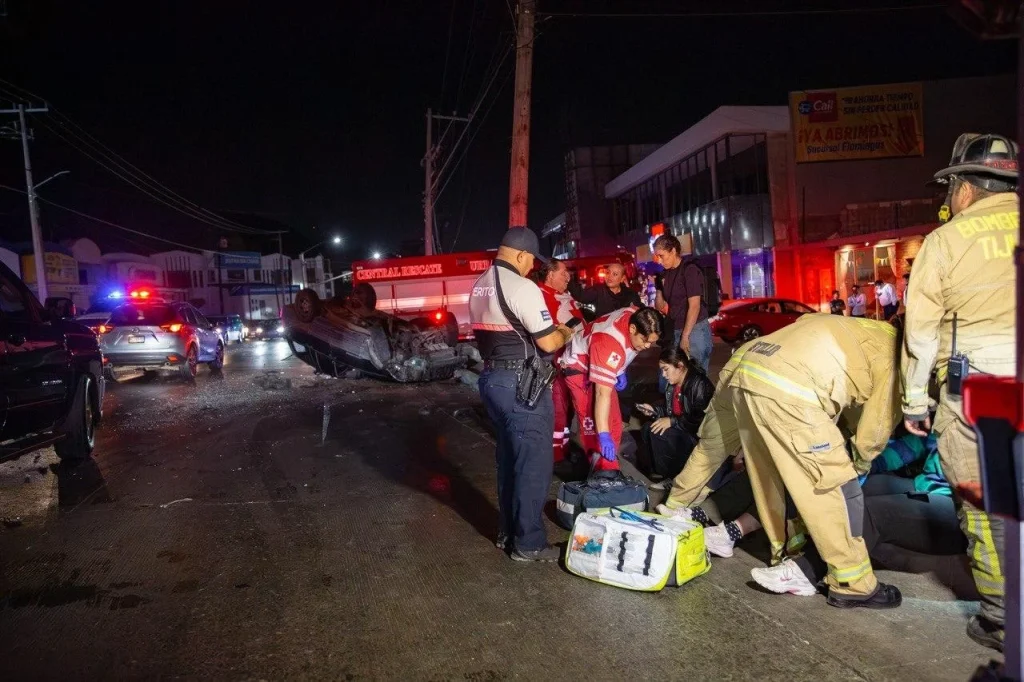 Volcadura en bulevar Flamingos de Tijuana deja dos mujeres lesionadas