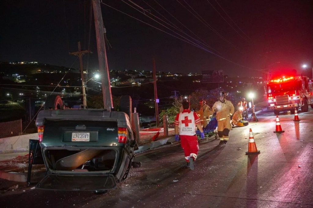 Volcadura en bulevar Flamingos de Tijuana deja dos mujeres lesionadas