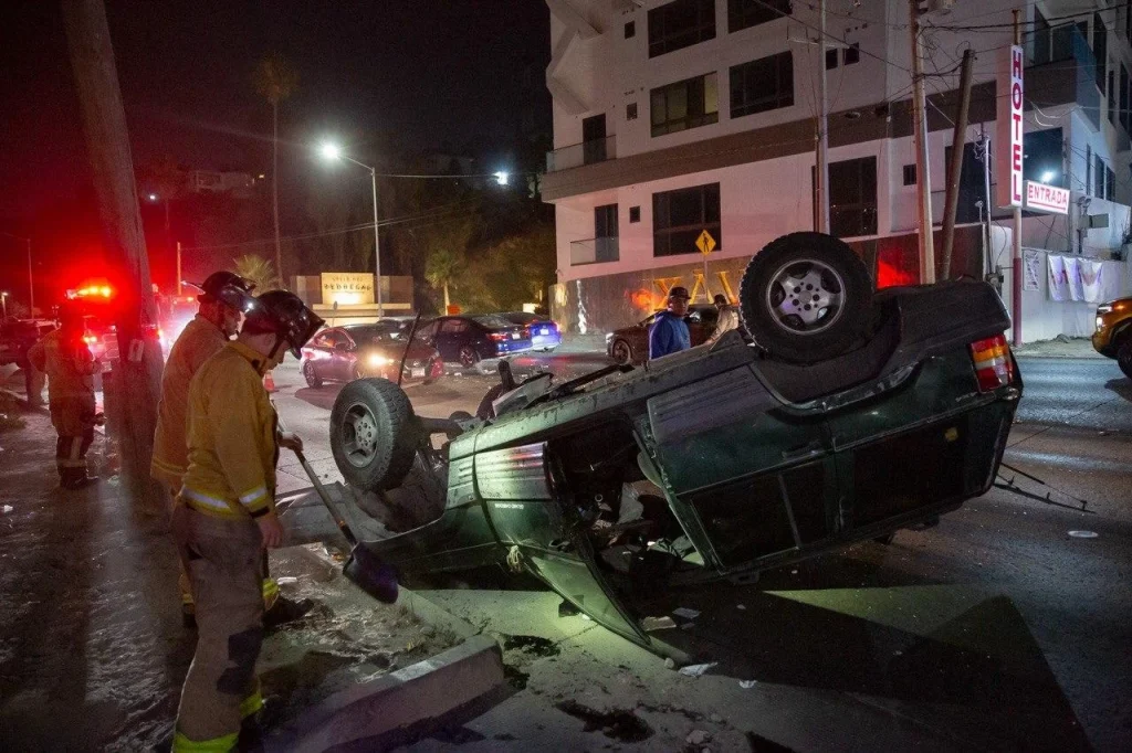 Volcadura en bulevar Flamingos de Tijuana deja dos mujeres lesionadas