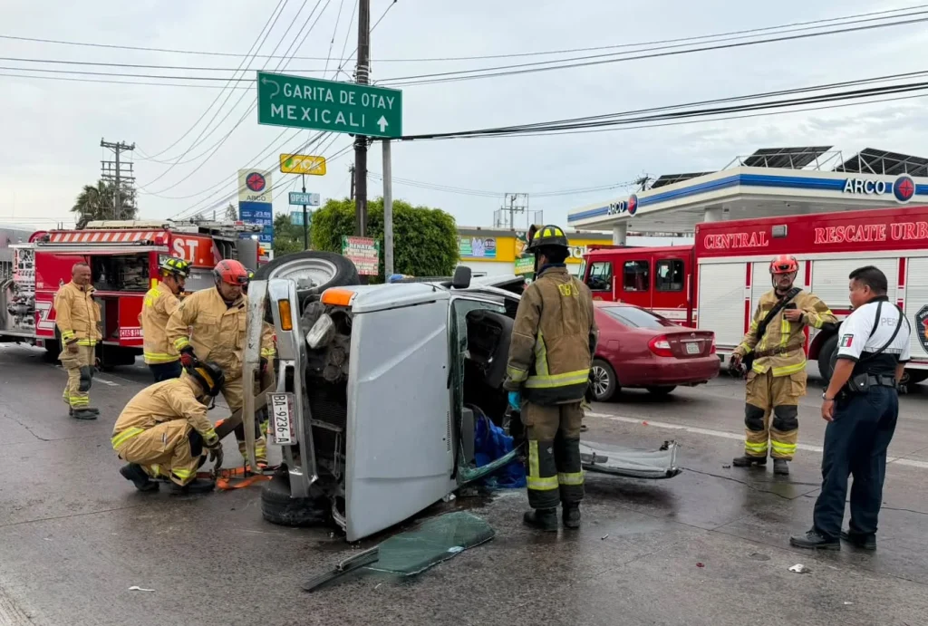 Volcadura en bulevar Tecnológico de Otay deja a un conductor gravemente herido