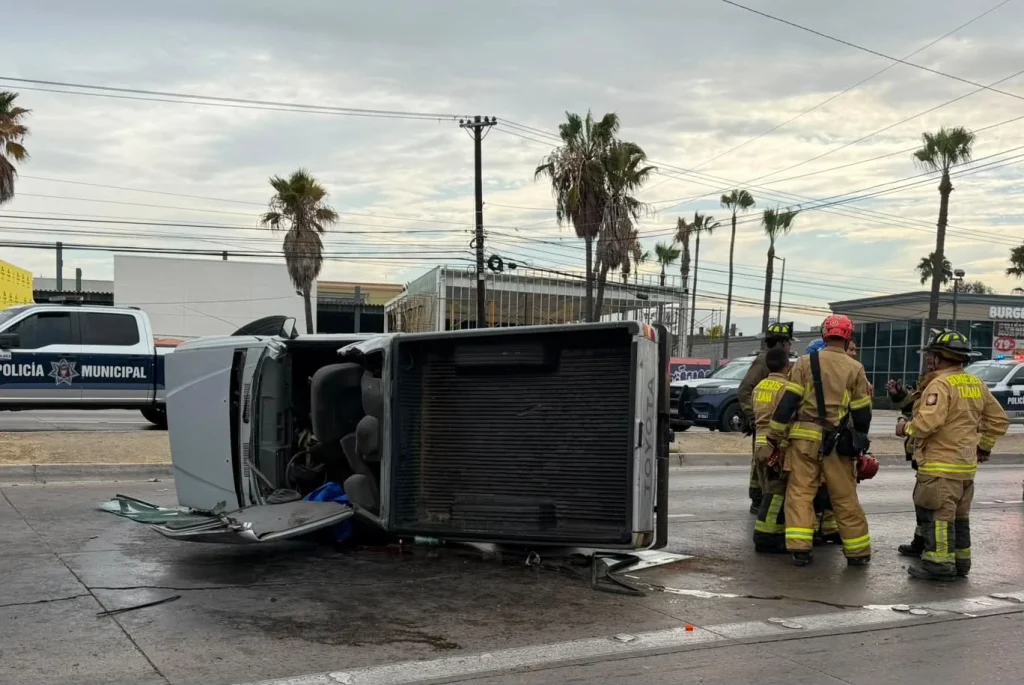 Volcadura en bulevar Tecnológico de Otay deja a un conductor gravemente herido