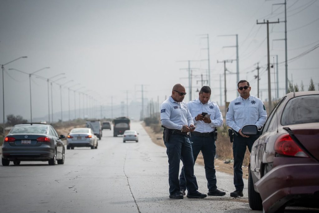 Choque con volcadura en el Bulevar 2000 provoca intenso tráfico en Tijuana