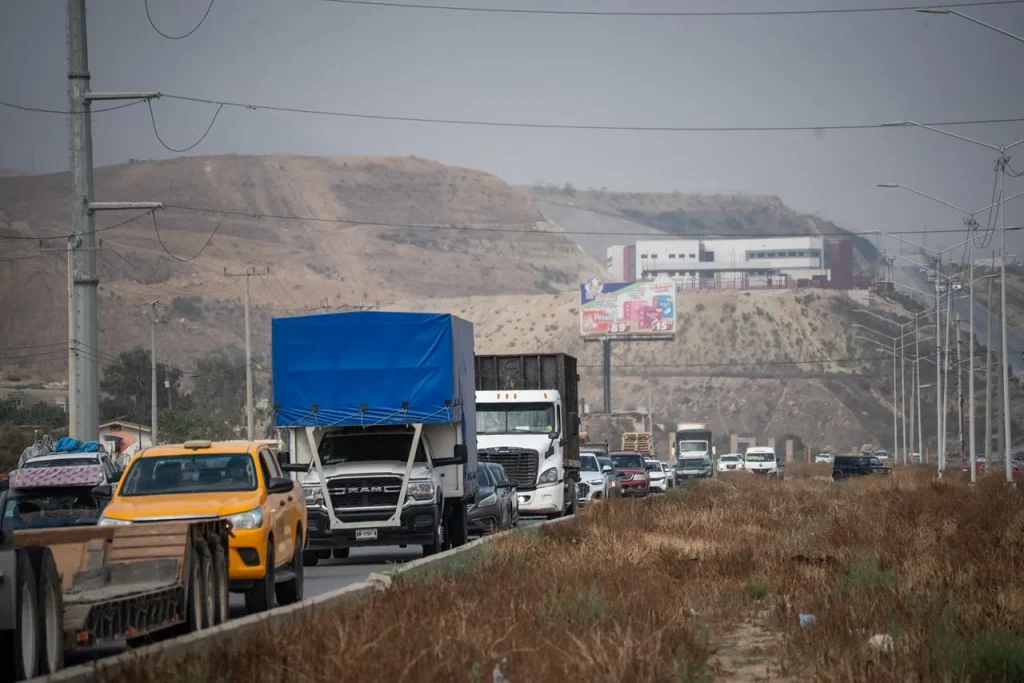 Choque con volcadura en el Bulevar 2000 provoca intenso tráfico en Tijuana