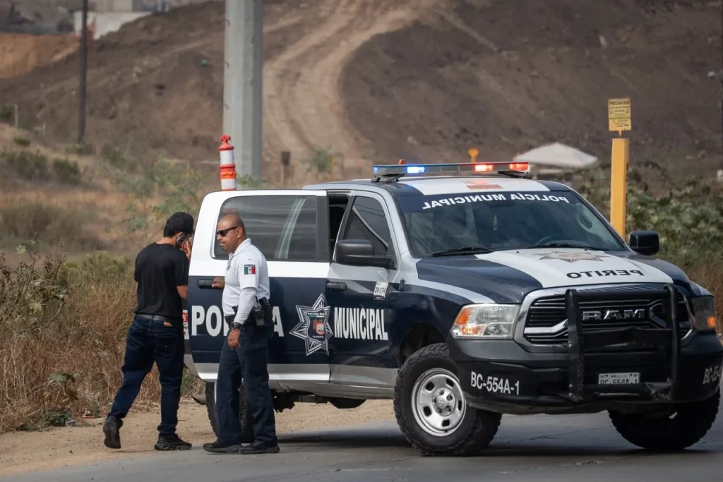Choque con volcadura en el Bulevar 2000 provoca intenso tráfico en Tijuana