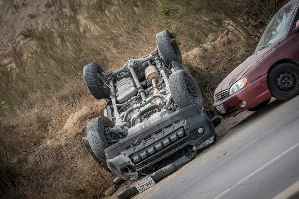 Choque con volcadura en el Bulevar 2000 provoca intenso tráfico en Tijuana