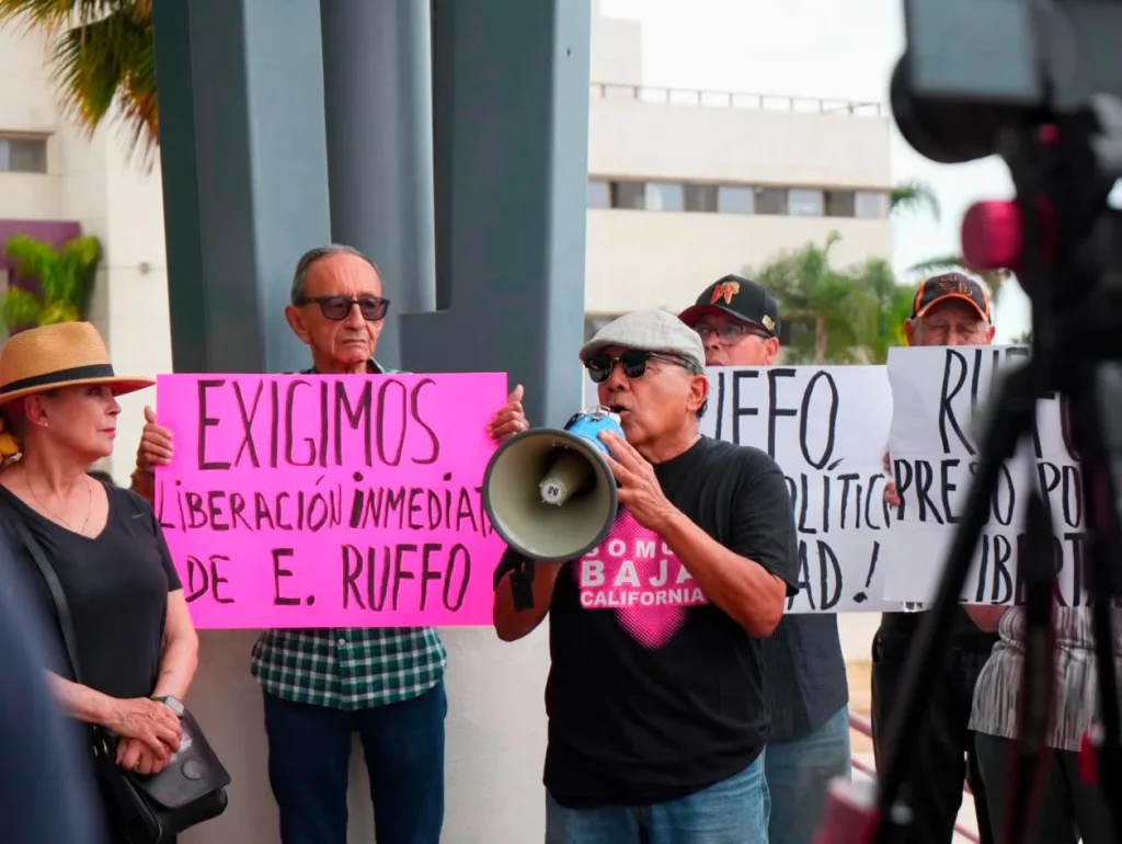 En Ensenada exigen liberación del exgobernador Ernesto Ruffo tras detención federal