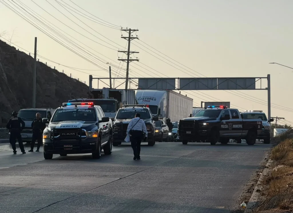 Tráiler choca con muro en Bulevar Insurgentes y paraliza el tráfico en Tijuana