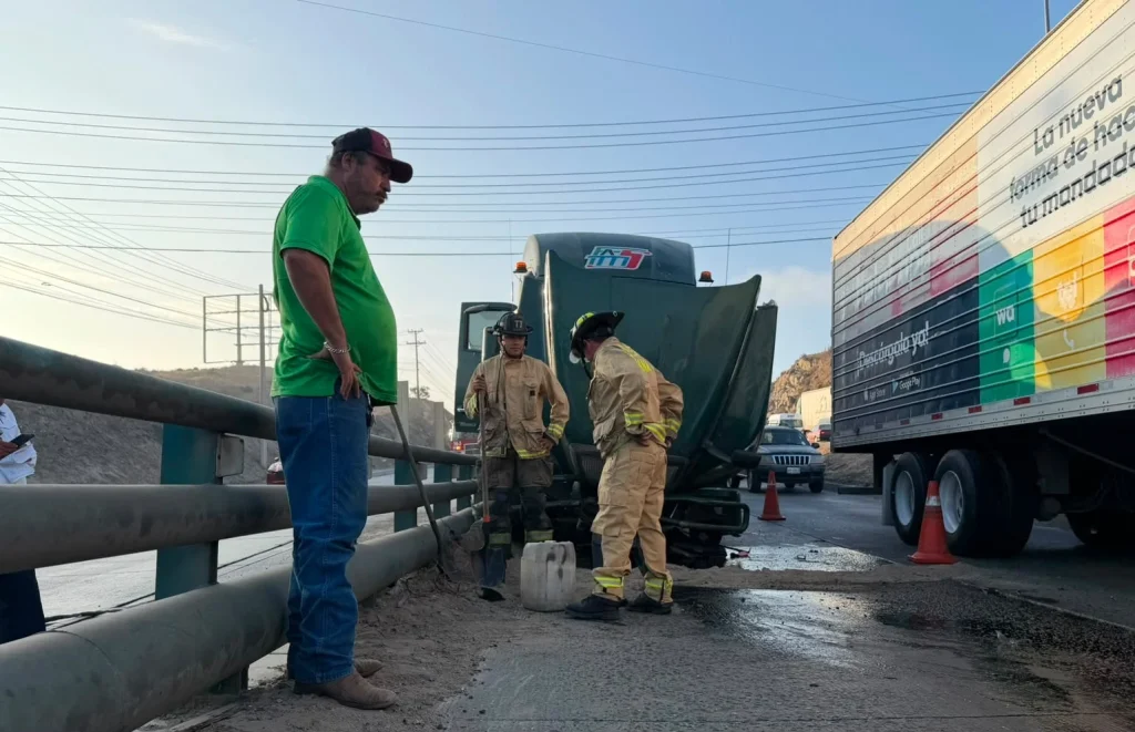 Tráiler choca con muro en Bulevar Insurgentes y paraliza el tráfico en Tijuana