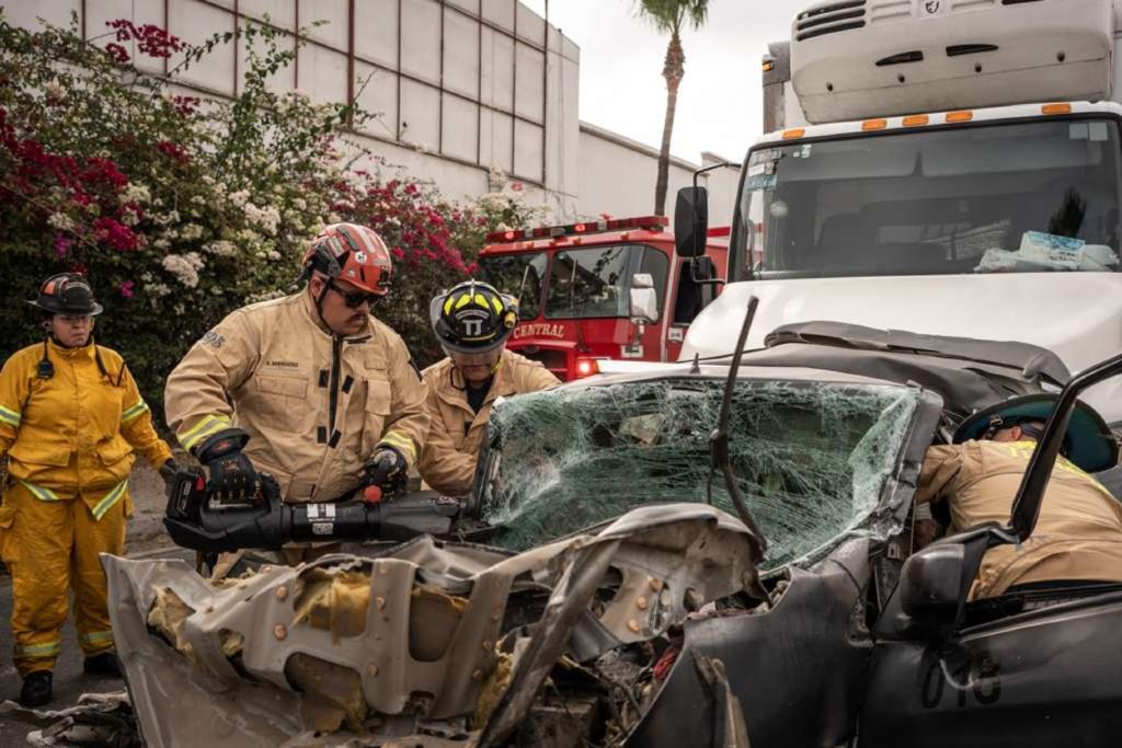 Dos mujeres son rescatadas tras aparatoso choque en la Vía Rápida Oriente de Tijuana