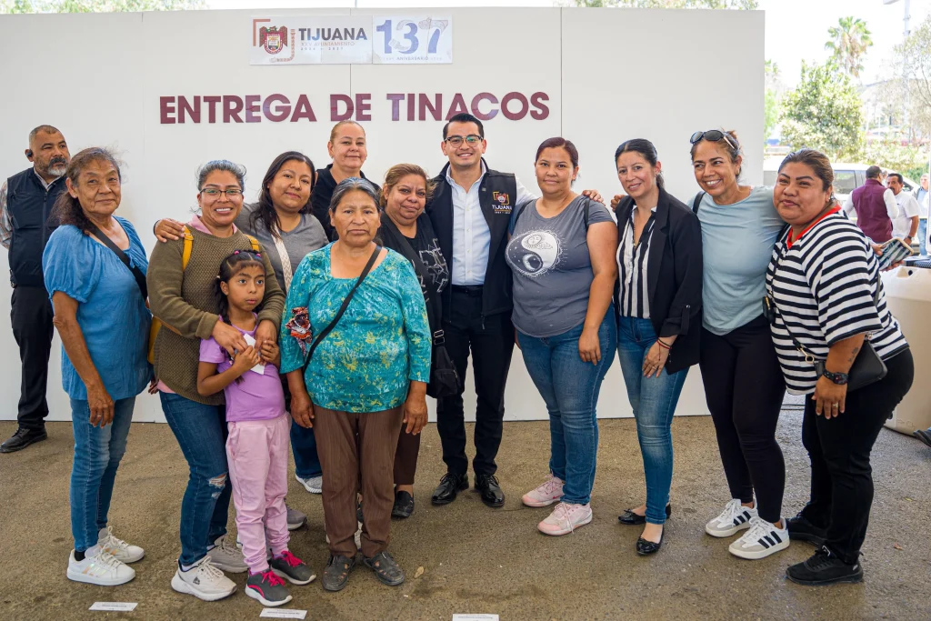 Entregan 100 tinacos a familias de la delegación La Presa en Tijuana