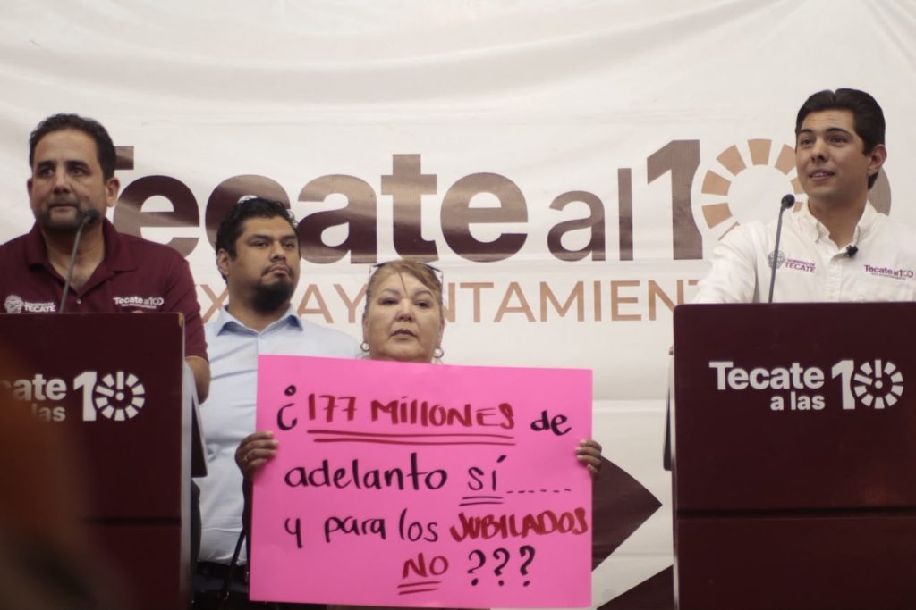 Burócratas irrumpen en conferencia de Román Cota en Tecate; exigen jubilaciones y alza salarial