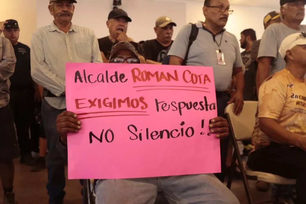 Burócratas irrumpen en conferencia de Román Cota en Tecate; exigen jubilaciones y alza salarial