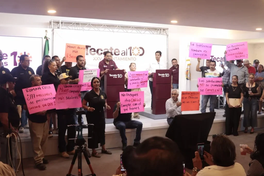 Burócratas irrumpen en conferencia de Román Cota en Tecate; exigen jubilaciones y alza salarial