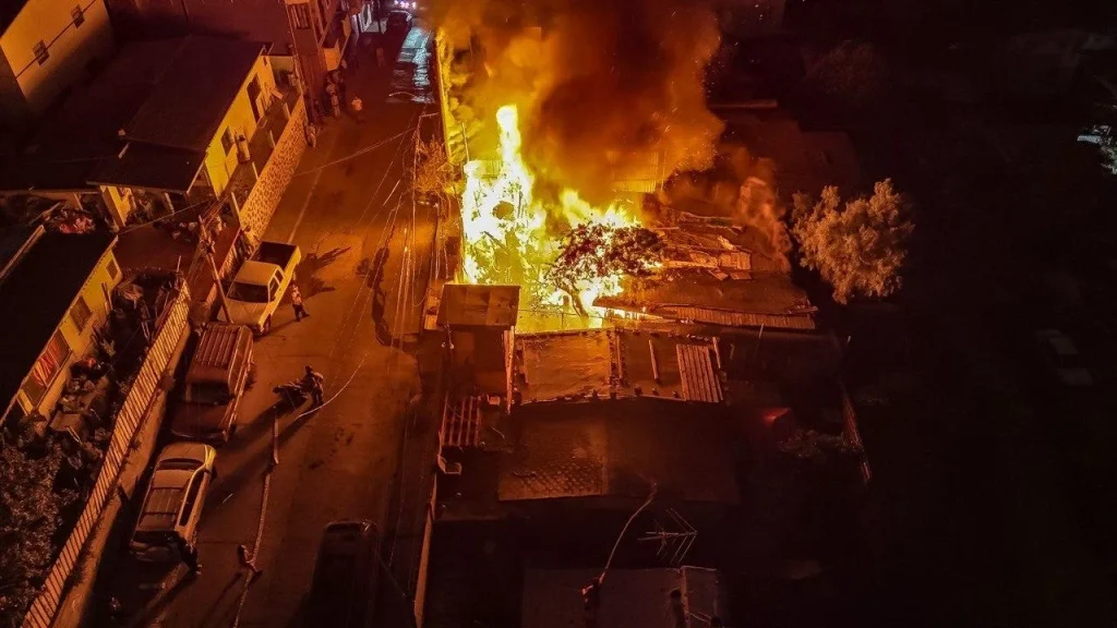 Incendio consume casa de madera en la colonia Postal de Tijuana