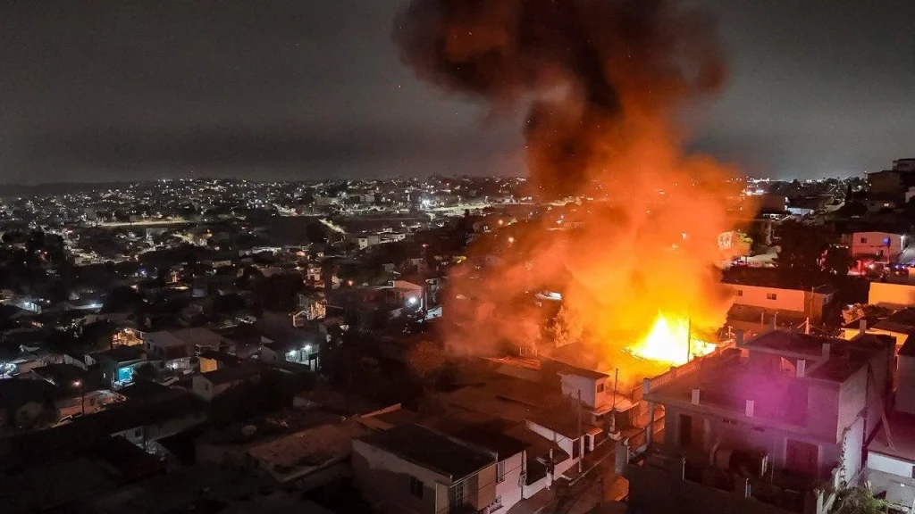 Incendio consume casa de madera en la colonia Postal de Tijuana