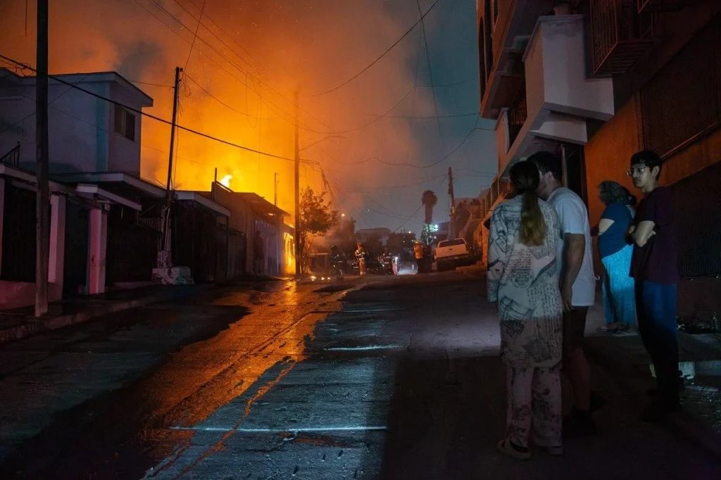 Incendio consume casa de madera en la colonia Postal de Tijuana