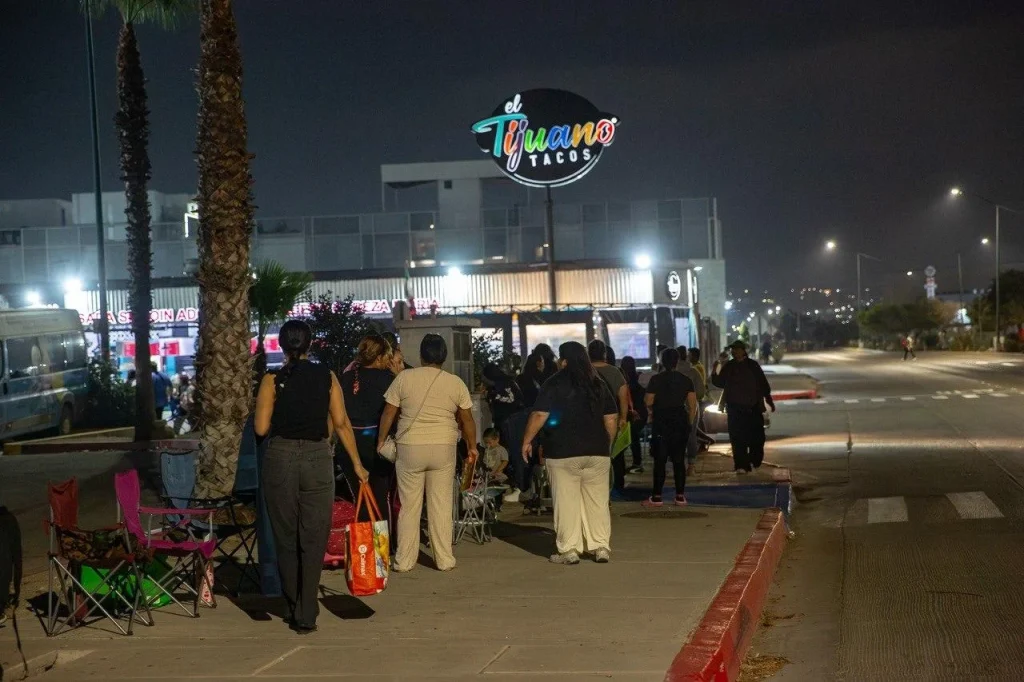 Registran largas filas de madrugada en Tijuana por inscripción a la Tarjeta Violeta
