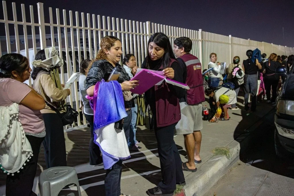 Registran largas filas de madrugada en Tijuana por inscripción a la Tarjeta Violeta