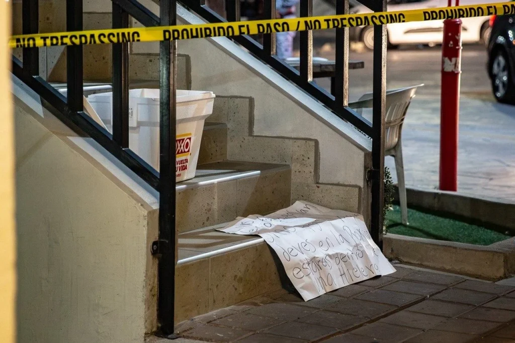 Dejan hielera con mensaje de amenaza en Plaza Conquistador en Tijuana